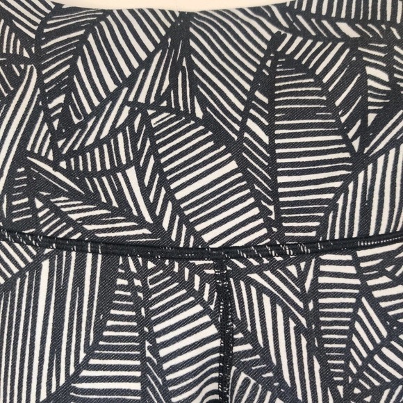 Lululemon x Soulcycle Leggings Black White Leaf Cropped Roll Down - Picture 6 of 9